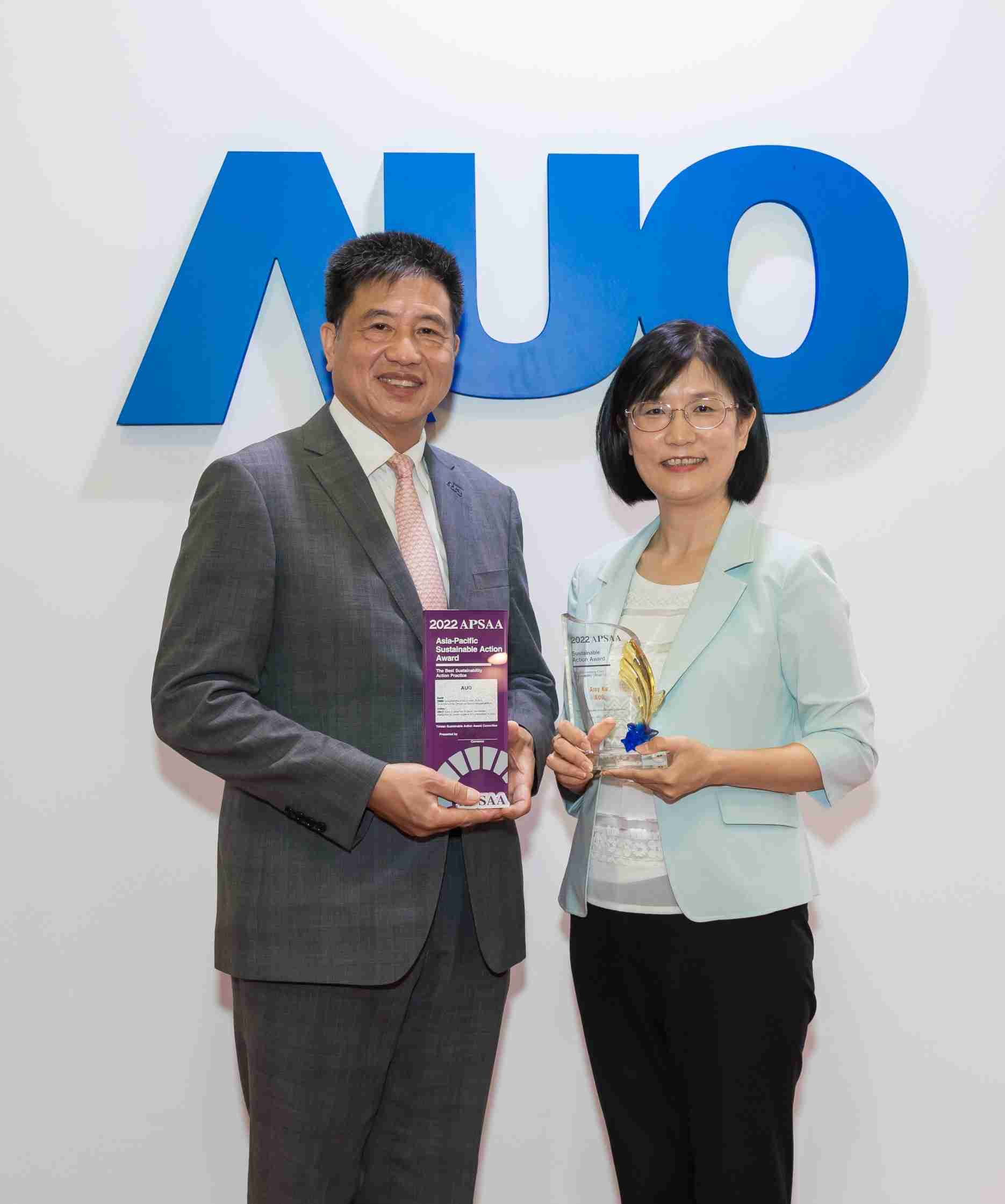 开云电子长期垫筑永续远景的基石，，透过ESG暨气候委员会逐步实践永续策略蓝图。。其中，，开云电子光电永续长古秀华带领团队、、、、制定中长期目标，，缔造多面向亮眼表现，，，，获得「顶尖永续长奖」的个人奖殊荣（左：开云电子光电董事长暨执行长彭双浪，，，，右：开云电子光电永续长古秀华）