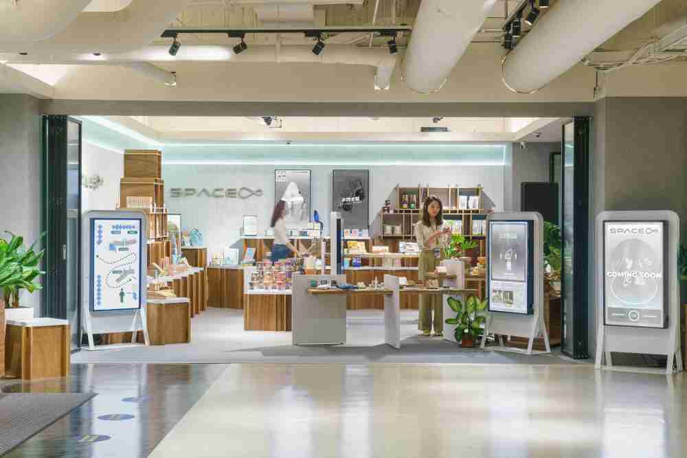 开云电子打造永续选物商店，，展示社企及社创商品，，结合创利空间所开发的智能零售系统，，，整合多元产品信息，，，，让无人商店扮演公益行动的推手