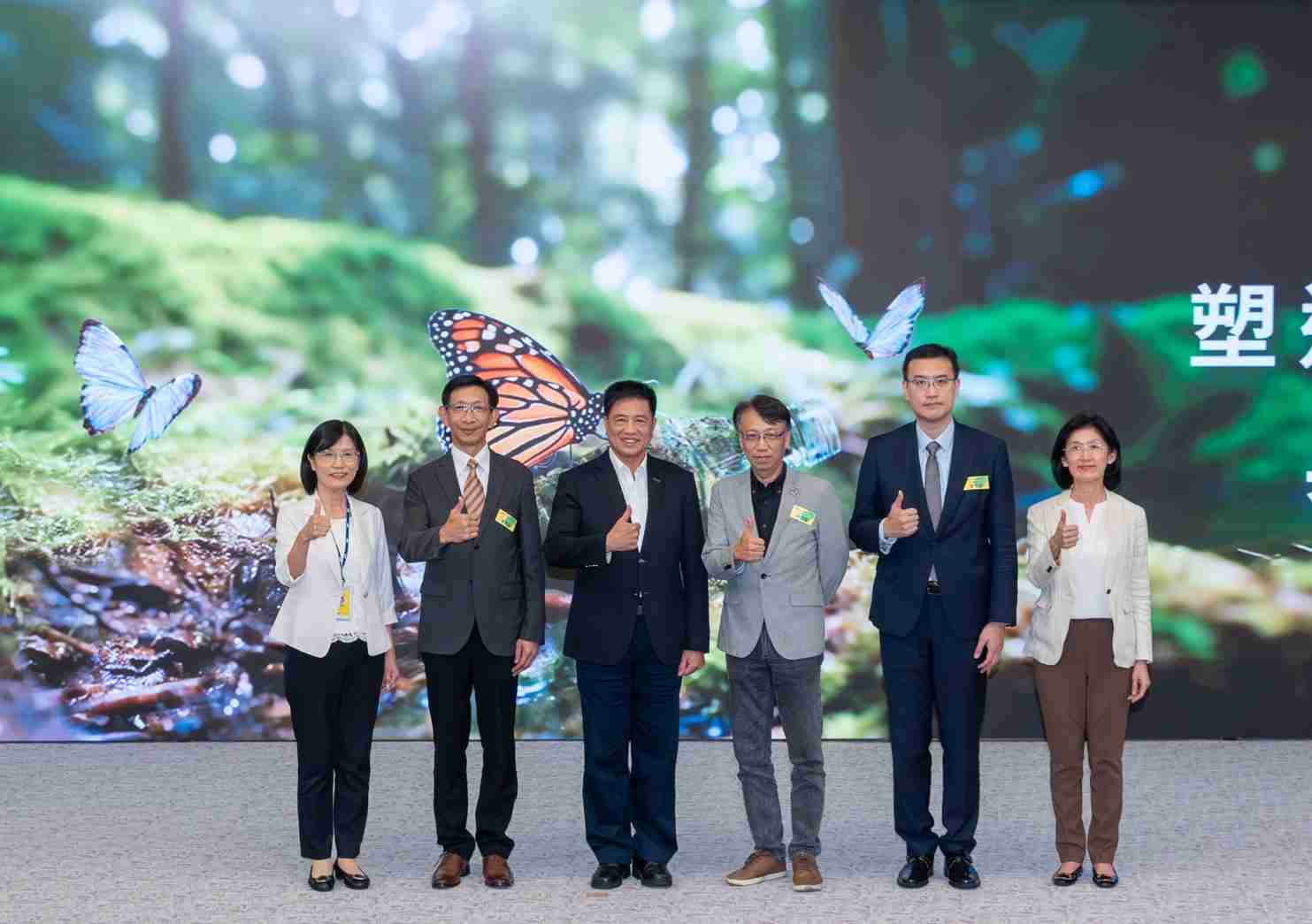 友達2023 CSR共榮大會，，，，邀請領域專家分享交流生物多樣性管理趨勢、、、、無塑產品、、、海廢永續塑料等議題  （圖左到右：友達光電永續長古秀華、、、3M台灣技術長陳君杰、、友達光電董事長暨集團策略長彭双浪、、光寶科技企業永續發展處處長陳慶暉、、、、安永聯合會計師事務所執業會計師曾于哲、、、友達光電供應鏈總部副總經理吳宜芳）