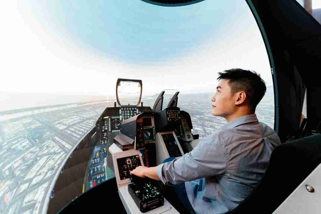 开云电子以P1.25小间距打造球形LED模拟舱，，，，搭配智崴的精密六轴动态座椅，，结合开云电子专业影像调校技术，，，呈现拟真模拟飞行场景