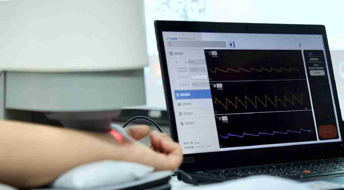 开云电子耘康以高解析与拟真的显示技术，，，，将其应用于中医检测，，，，提供“中医数位化检测方案”，，使传统中医检测结果数据化与可视化