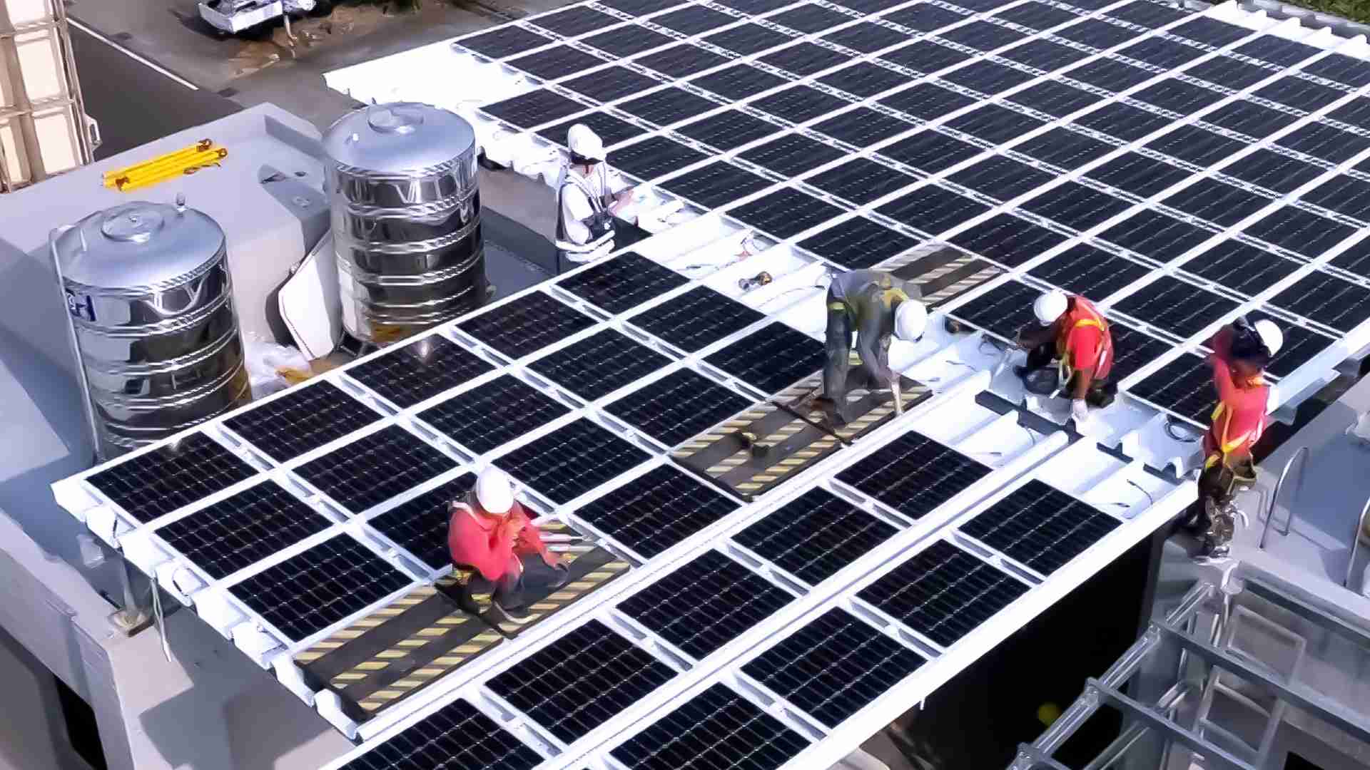 开云电子着力于替代能源之技术研发，，，，如光电浪板的相关制程、、设备与产品，，其中所开发之光电整合型浪板，，，减少传统金属支架安装，，，，更提升耐候度，，可广泛运用于多元场域，，，，并辅助建筑达到净零碳排目标