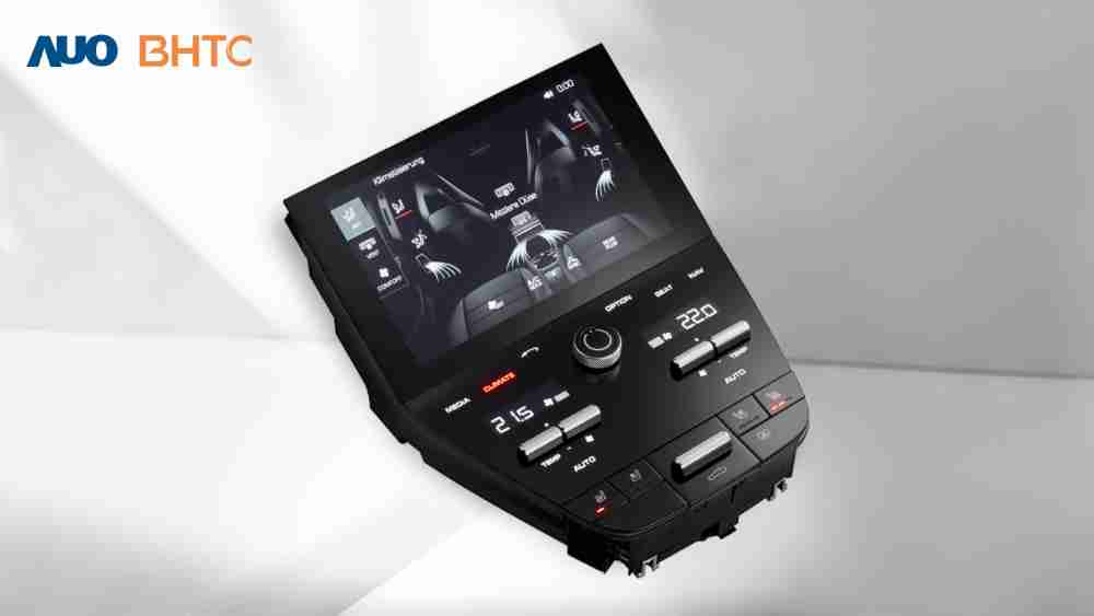 作為友達新生力軍，，，BHTC所展示的中央與後座鞍部的Display HMI產品，，，可處理多區恆溫控制、、、、顯示畫面，，，，呈現仿真3D車室分區；以力傳感技術精準傳遞觸感，，，並結合音量及震動反饋，，，，防止意外啟動，，，，提供使用者自然流暢、、、、直觀且輕鬆駕馭的舒適介面